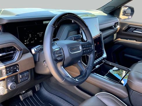 Used 2025 GMC Yukon Denali Ultimate AWD/4WD image 17
