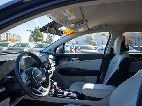 Used 2024 Kia Sportage EX image 19