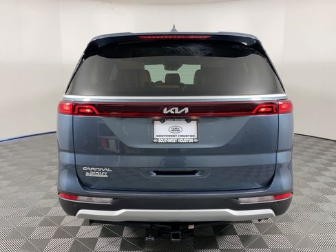 Used 2024 Kia Carnival EX image 9