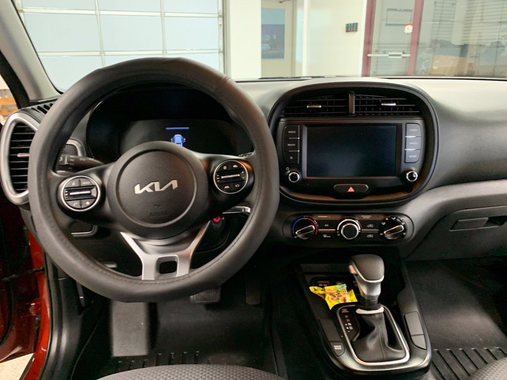 Used 2025 Kia Soul LX w/ LX Technology Package FWD image 8