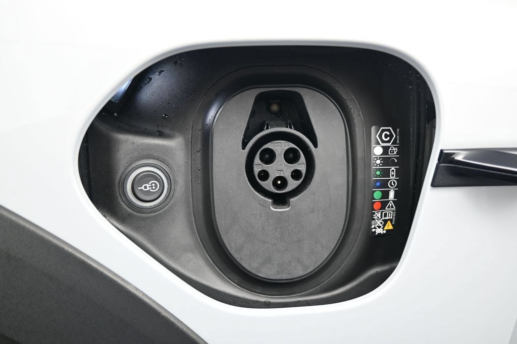 Certified 2025 Porsche Taycan 4S AWD/4WD image 41