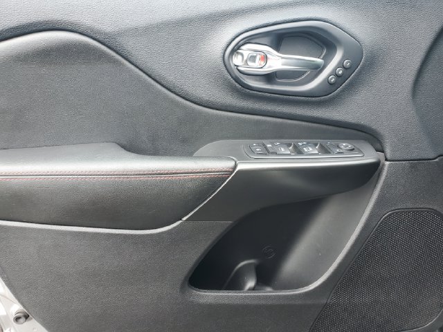 Used 2019 Jeep Cherokee Trailhawk AWD/4WD image 16