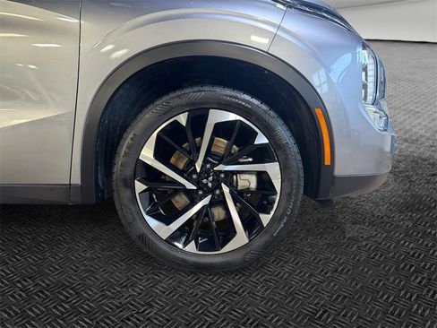 Used 2022 Mitsubishi Outlander SE image 11