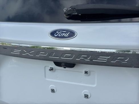 Used 2020 Ford Explorer XLT w/ Equipment Group 202A AWD/4WD image 18