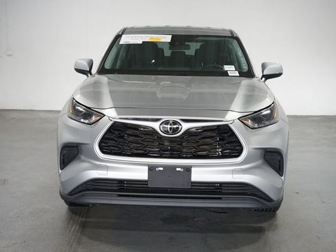 Used 2023 Toyota Highlander L image 2