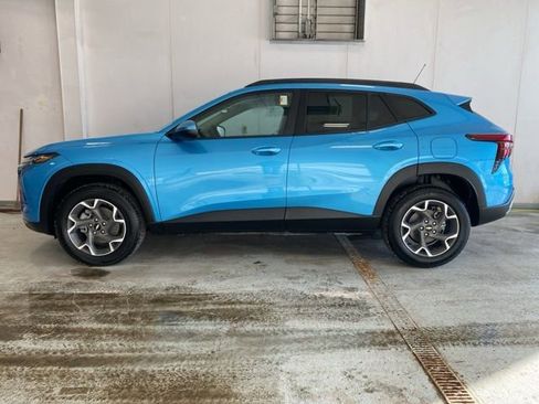 Used 2025 Chevrolet Trax LT w/ LT Convenience Package image 9