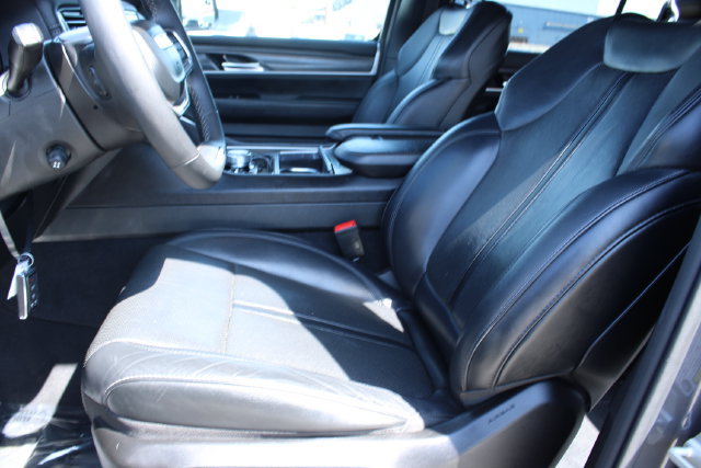 Used 2024 Jeep Wagoneer L Series II w/ Flexible Seating Group AWD/4WD image 37