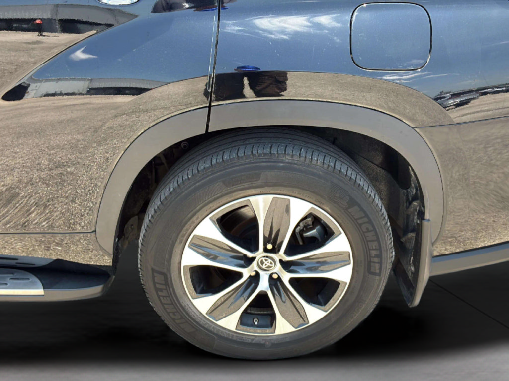 Used 2022 Toyota Highlander XLE FWD image 31
