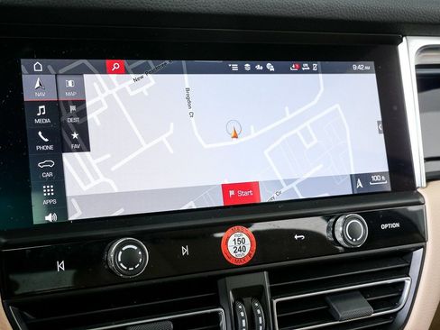 Certified 2025 Porsche Macan image 15