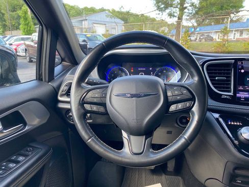 Used 2021 Chrysler Pacifica Touring w/ Uconnect Theater Family Group AWD/4WD image 17
