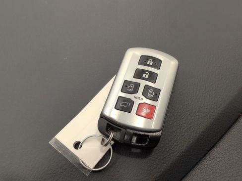 Used 2018 Toyota Sienna XLE w/ XLE Navigation Package FWD image 29