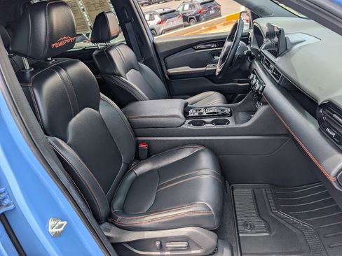 Used 2025 Honda Pilot TrailSport image 9