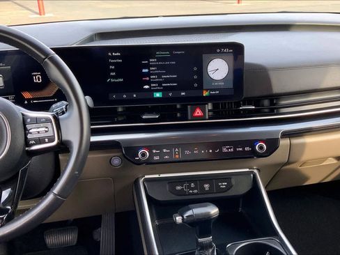 Used 2025 Kia Carnival FWD image 7