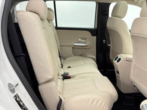 Used 2023 Mercedes-Benz GLB 250 w/ Premium Package image 18