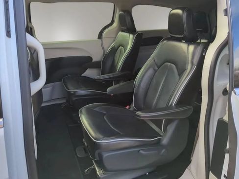 Used 2023 Chrysler Pacifica Limited FWD image 23