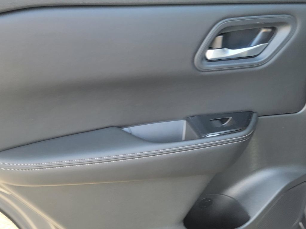 Used 2026 Nissan Rogue SV AWD/4WD image 15