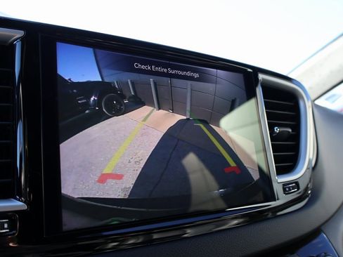 Used 2025 Chrysler Pacifica Select image 34