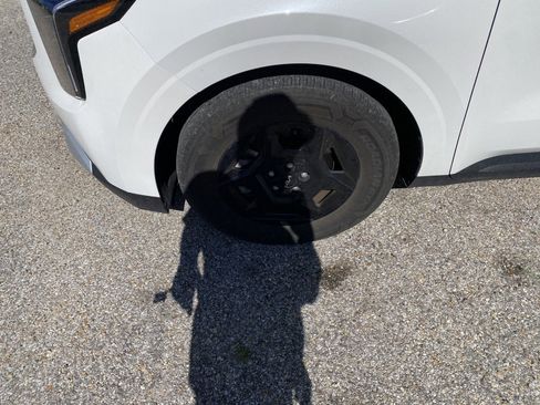 Used 2025 Kia Carnival image 9