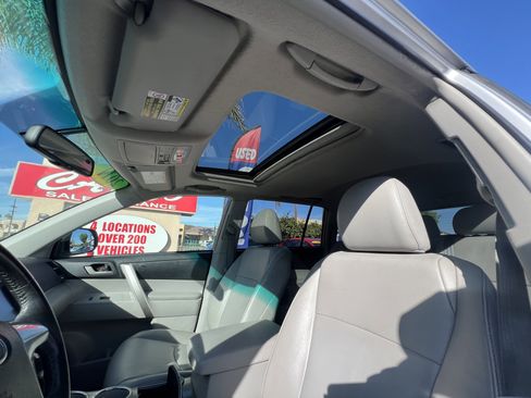 Used 2011 Toyota Highlander SE image 13