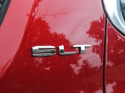 Used 2023 GMC Acadia SLT FWD image 7