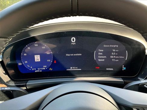 Certified 2025 Porsche Macan Electric image 25