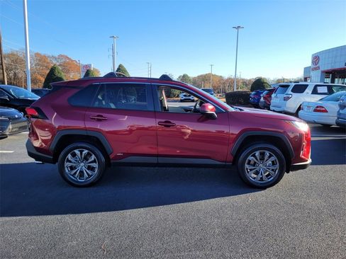 Used 2022 Toyota RAV4 XLE Premium image 9