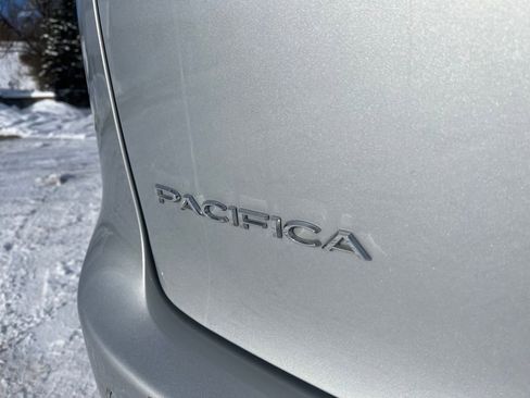 Used 2024 Chrysler Pacifica Touring-L image 8