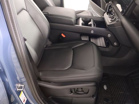 Used 2025 Land Rover Defender 110 X-Dynamic SE image 13