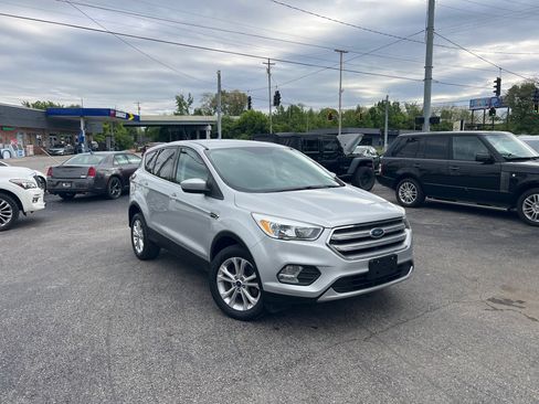 Used 2017 Ford Escape SE w/ SE Cold Weather Package AWD/4WD image 1