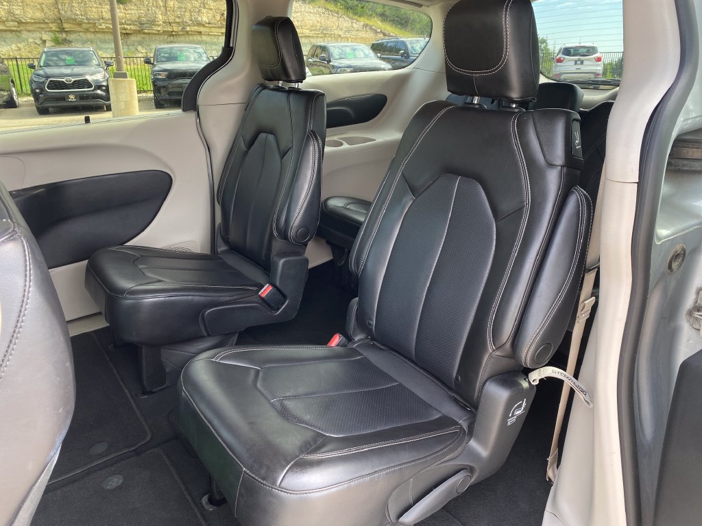 Used 2023 Chrysler Pacifica Touring-L FWD image 24