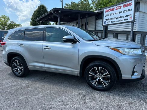 Used 2017 Toyota Highlander LE w/ Carpet Mat Package FWD image 1