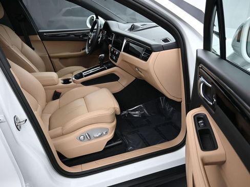 Used 2025 Porsche Macan image 32