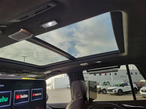 Used 2024 Cadillac Escalade Sport Platinum w/ LPO, ONYX Package image 10