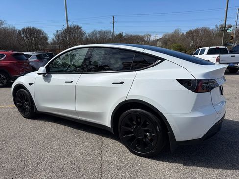 Used 2022 Tesla Model Y Long Range image 18