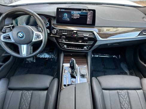 Used 2023 BMW 530e T w/ M Sport Package image 12