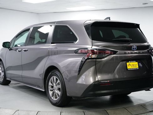 Used 2023 Toyota Sienna XLE image 6