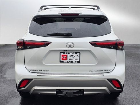 Used 2025 Toyota Highlander Platinum image 4