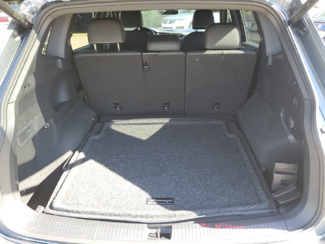 Used 2024 Volkswagen Tiguan SE R-Line AWD/4WD image 9