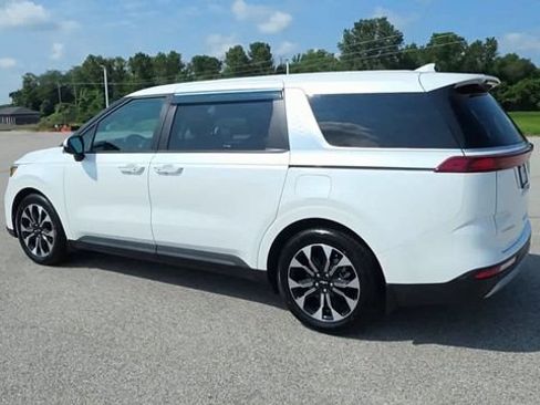 Used 2023 Kia Carnival EX FWD image 5