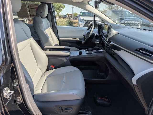 Used 2025 Toyota Sienna XLE FWD image 32