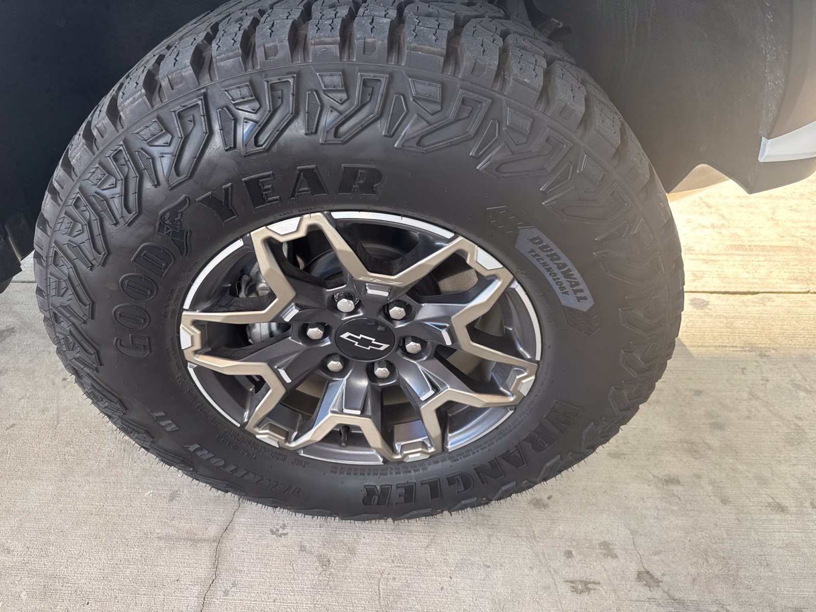 Used 2025 Chevrolet Colorado ZR2 w/ Technology Package AWD/4WD image 32
