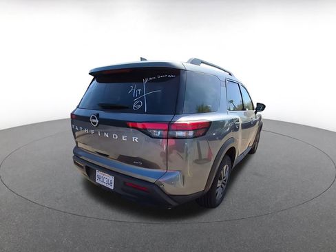 Used 2025 Nissan Pathfinder SV image 8