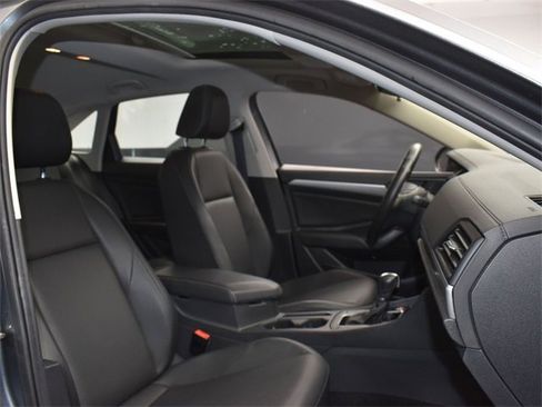 Used 2019 Volkswagen Jetta R-Line image 12