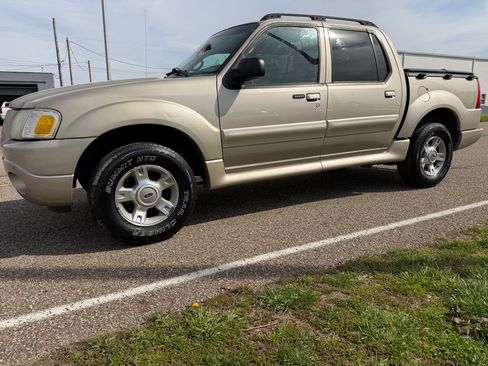 Used 2004 Ford Explorer Sport Trac XLT RWD image 3