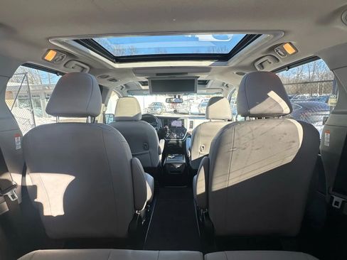 Used 2015 Toyota Sienna Limited image 28