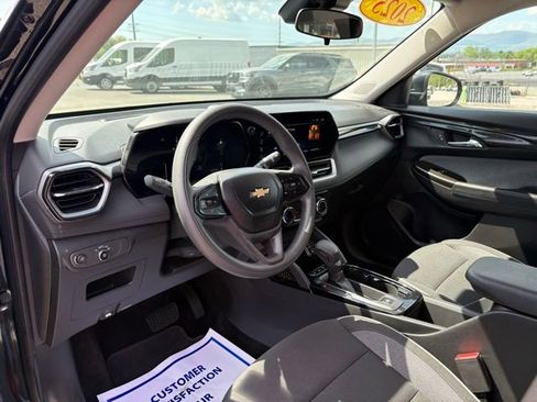 Used 2025 Chevrolet TrailBlazer LT AWD/4WD image 3