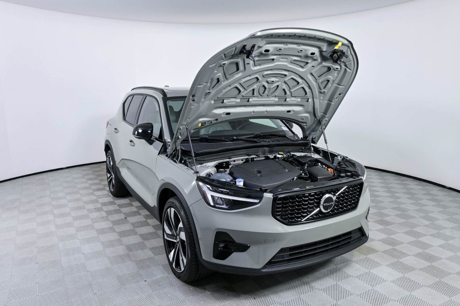 Used 2023 Volvo XC40 B5 Plus w/ Protection Package AWD/4WD image 32