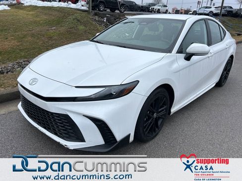 Used 2025 Toyota Camry SE image 1