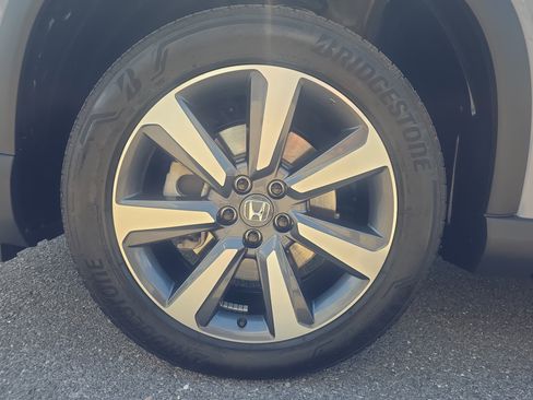 Used 2025 Honda Pilot Touring image 9