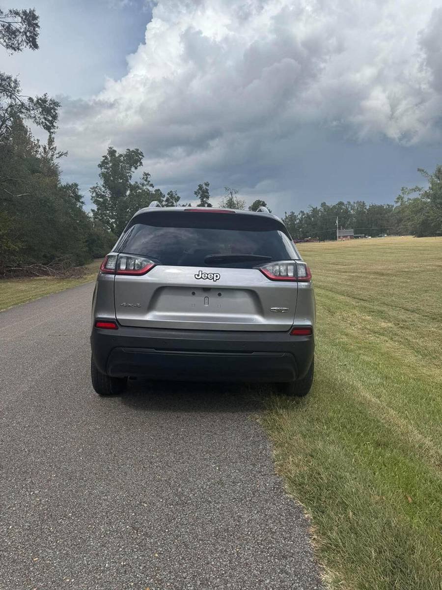 Used 2020 Jeep Cherokee Latitude Plus AWD/4WD image 5